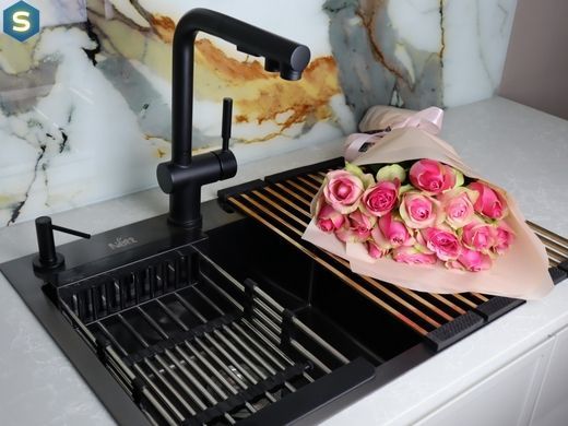 Cмеситель для кухни с выдвижным изливом черный Nett FBL-34, Черный/золото